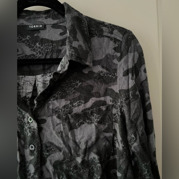 Torrid sark grey Relaxed Fit Brushed Rayon Button-Up Shirt plus size 1X - Picture 9 of 12